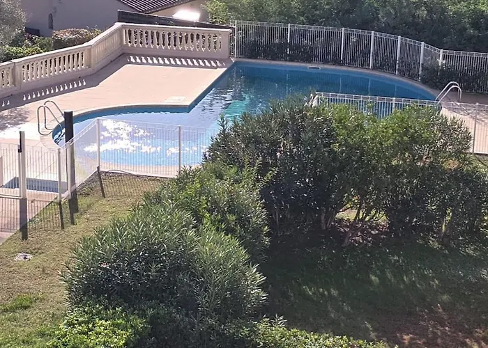 Appartement Bright With Terrace In Saint-raphael *